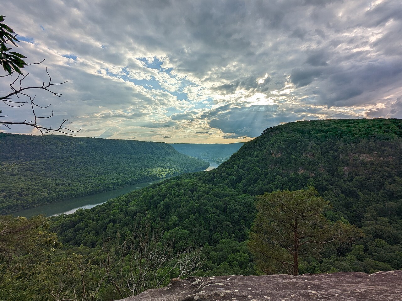 Sunrise light over the Tennessee River Gorge, near Chattanooga.